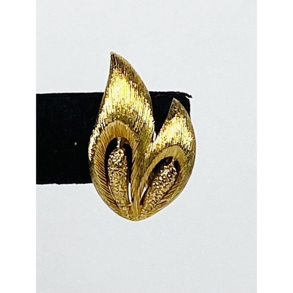 MONET Clips Clip Ons Earrings Gold Tone Textured Double Leaf Vintage Signed - Picture 6 of 16